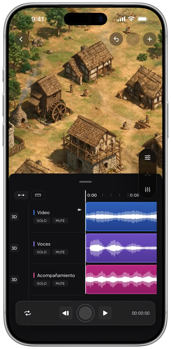 El editor de un proyecto de video en un iPhone: arriba la imagen de una aldea medieval con casas de techo de paja y un molino de agua, abajo su audio en tres carriles, Video en azul, Voces en violeta y Acompañamiento en magenta, cada uno con solo y mute.