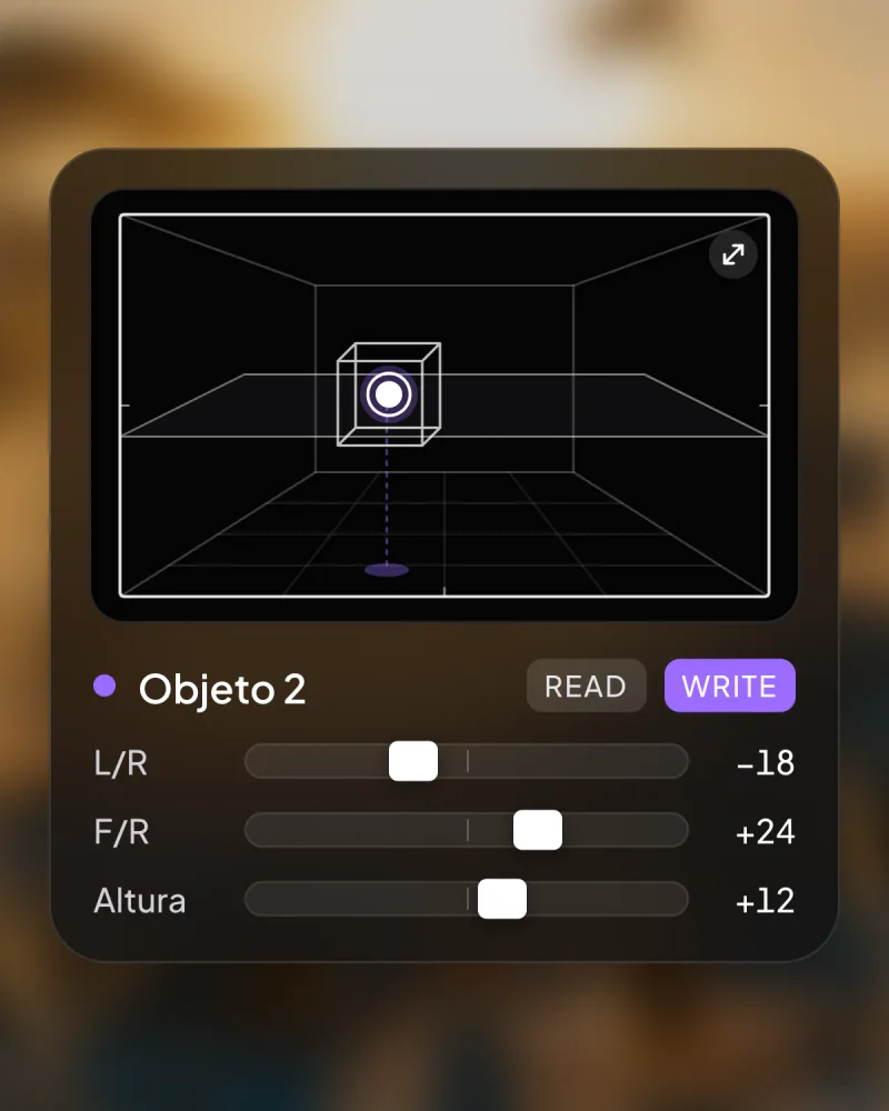 El panel Panner sobre la imagen desenfocada de una sabana al amanecer: la caja 3D de la sala con el Objeto 2 violeta dentro de su cubo, y debajo sus controles L/R en −18, F/R en +24 y Altura en +12, con escritura de automatización activada.